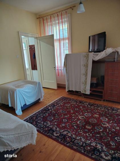 Casă cu 4 camere cu Teren 1083 Mp în Central