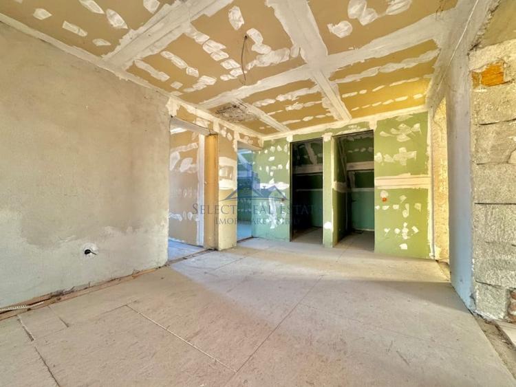 Casă individuală cu 12 camere cu Teren 568 Mp în Cristian