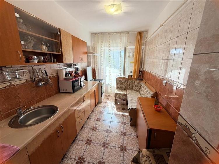 Apartament cu 3 camere decomandat, mobilat în Dacia