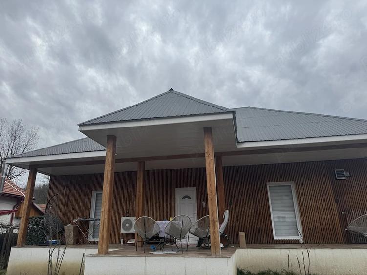 Casă cu Teren 6400 Mp în Samarinești