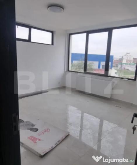 Spațiu comercial, de 1,000 mp, în Central