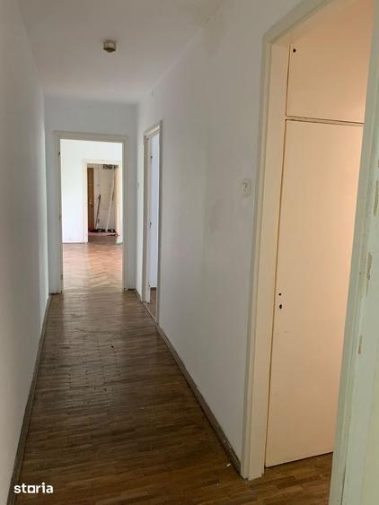 Apartament cu 3 camere semidecomandat în Berceni