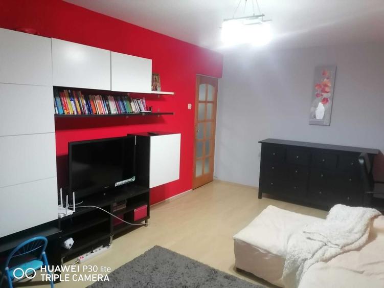 Apartament cu 3 camere decomandat în Roșu