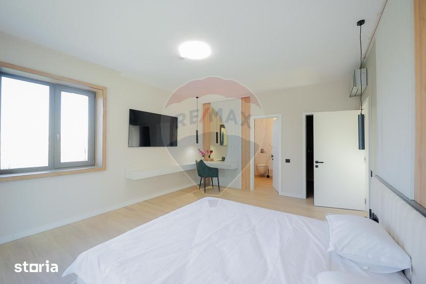 Casă cu 8 camere cu Teren 1100 Mp în Sânmartin