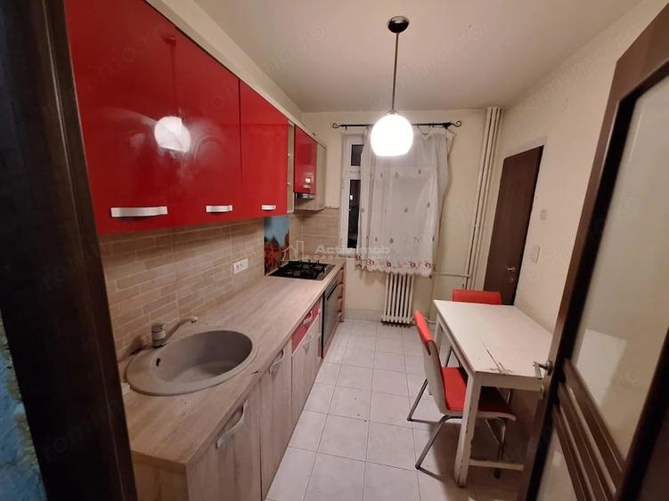 Apartament cu 3 camere semidecomandat în Central