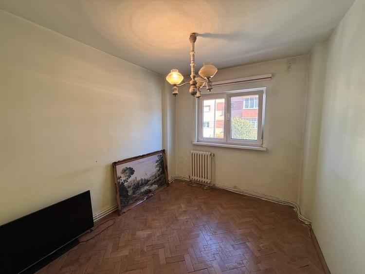 Apartament cu 4 camere decomandat în Cetate