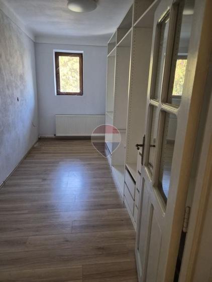 Casă individuală cu 21 camere cu Teren 966 Mp în Central