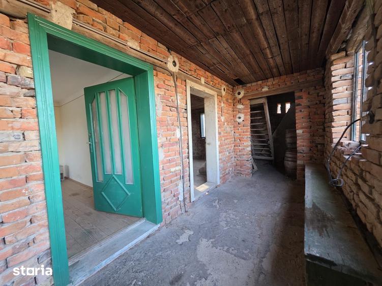 Casă cu 4 camere cu Teren 1887 Mp în Burjuc