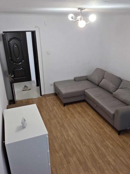 Apartament cu 3 camere semidecomandat în Micro 9