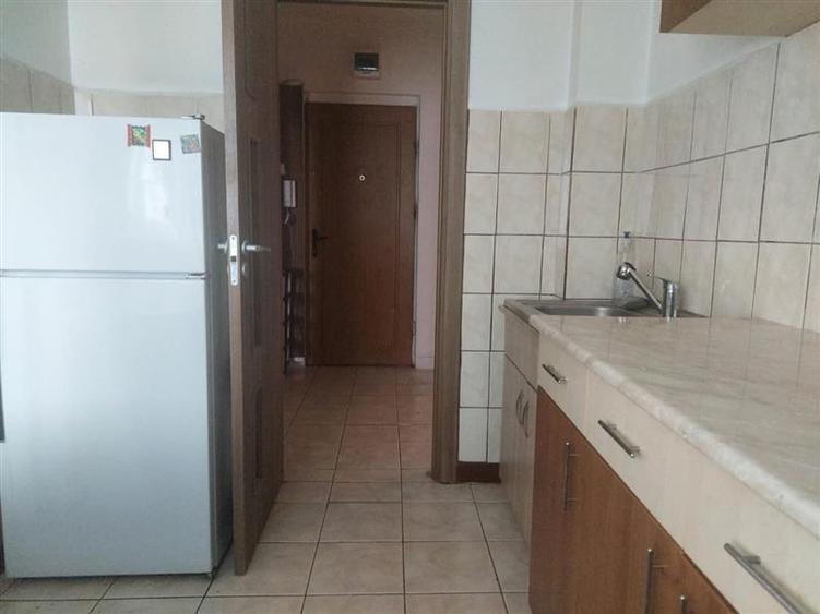 Apartament cu 3 camere semidecomandat, mobilat în Central