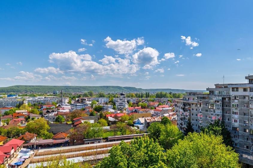 Apartament cu 3 camere decomandat, mobilat în Ultracentral