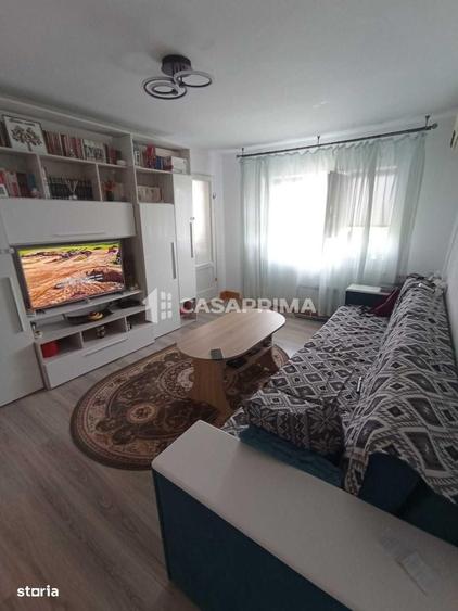 Apartament cu 3 camere semidecomandat în Podu Roș