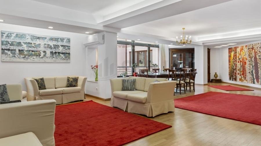 Apartament cu 3 camere semidecomandat, mobilat în Arcul de Triumf
