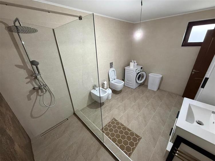Casă individuală cu 4 camere cu Garaj în Vest
