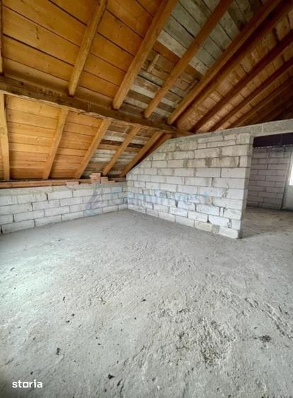 Casă cu 4 camere cu Teren 1000 Mp în Ceica