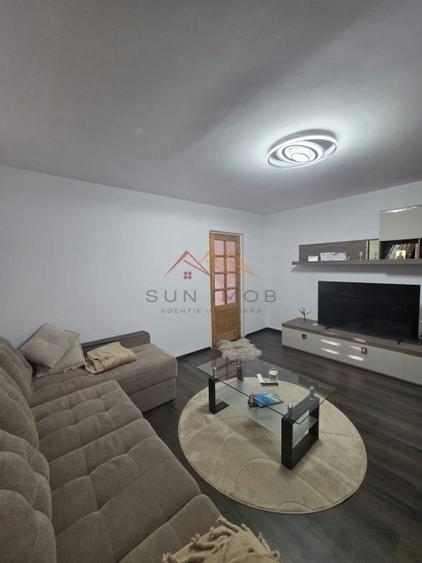 Apartament cu 3 camere semidecomandat în Câmpinița
