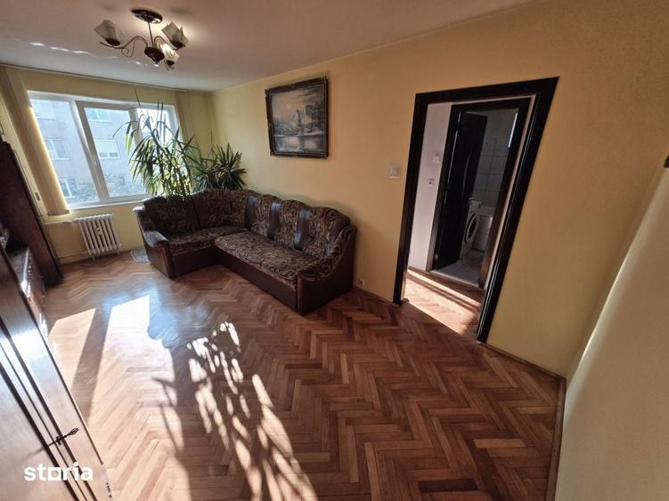 Apartament cu 3 camere semidecomandat în Rogerius