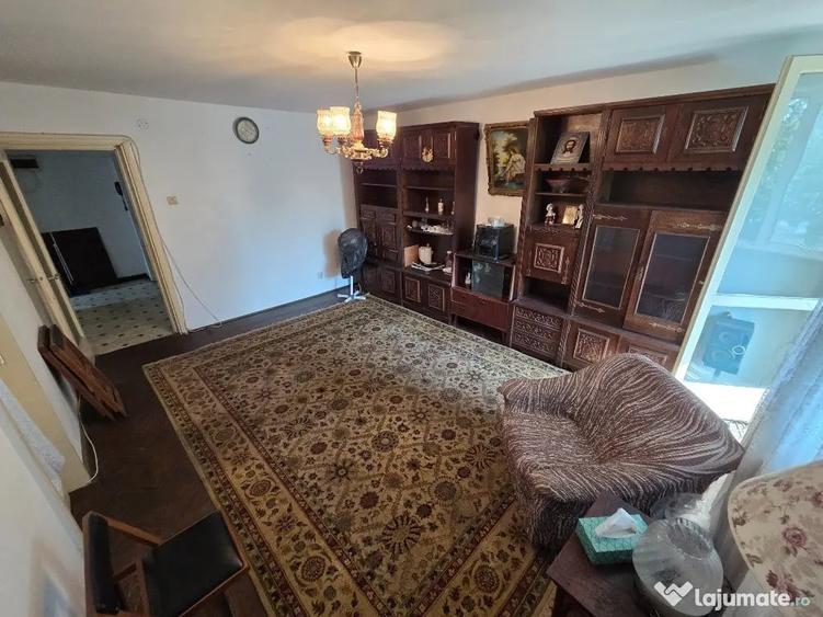 Apartament cu 3 camere semidecomandat în Domenii