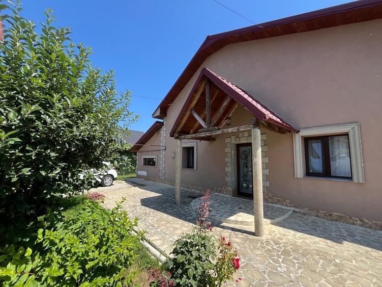 Casă cu 4 camere în Cotu Vameș