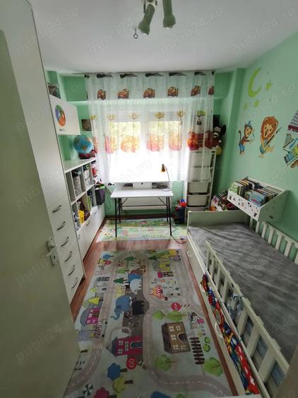 Apartament cu 3 camere semidecomandat în Micro 16