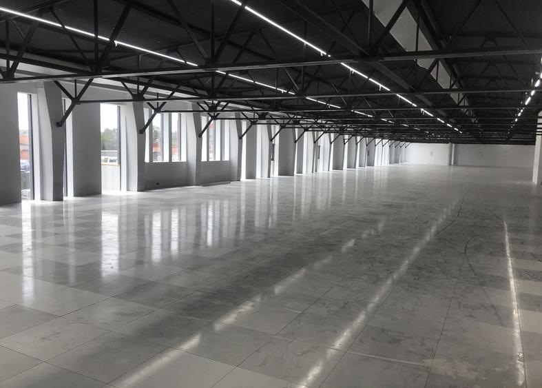 Birou, de 3,600 mp, în Vest