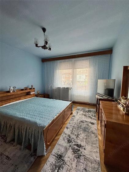 Apartament cu 4 camere decomandat în Micul Dallas