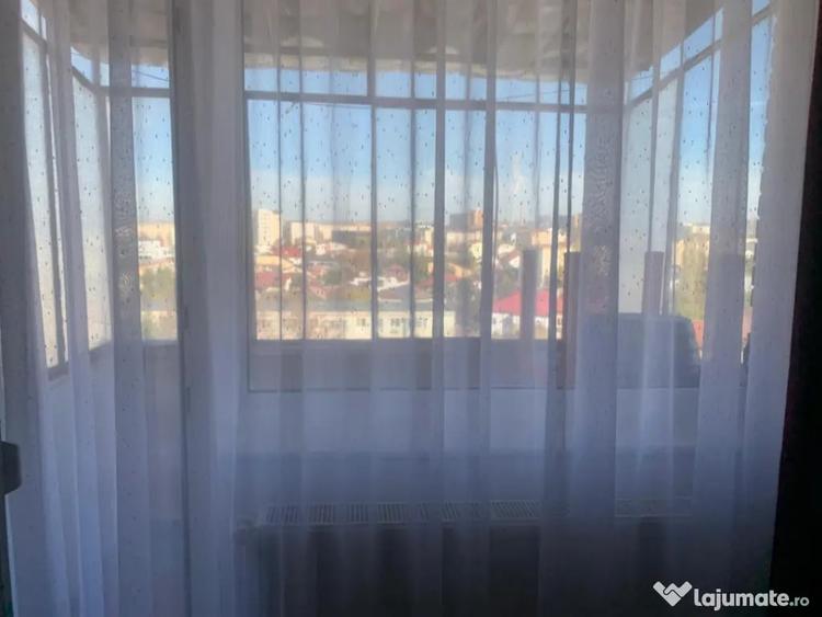 Apartament cu 3 camere semidecomandat, mobilat în Central