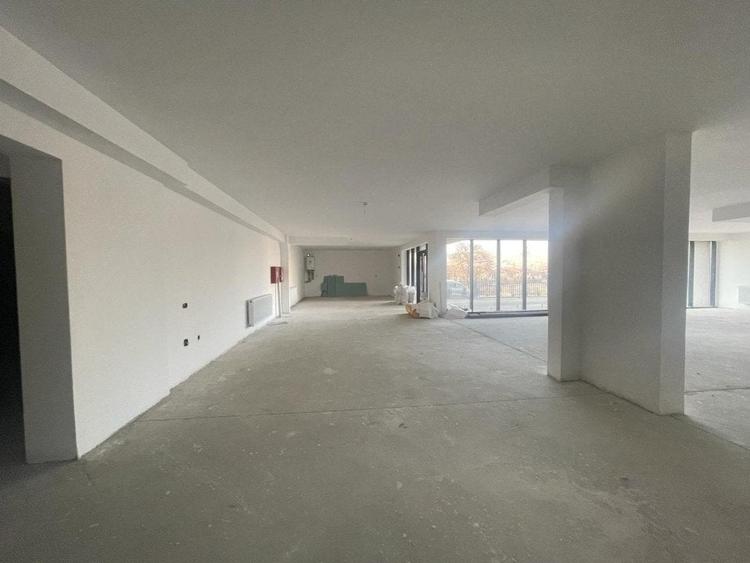 Spațiu comercial, de 269 mp, în Florești