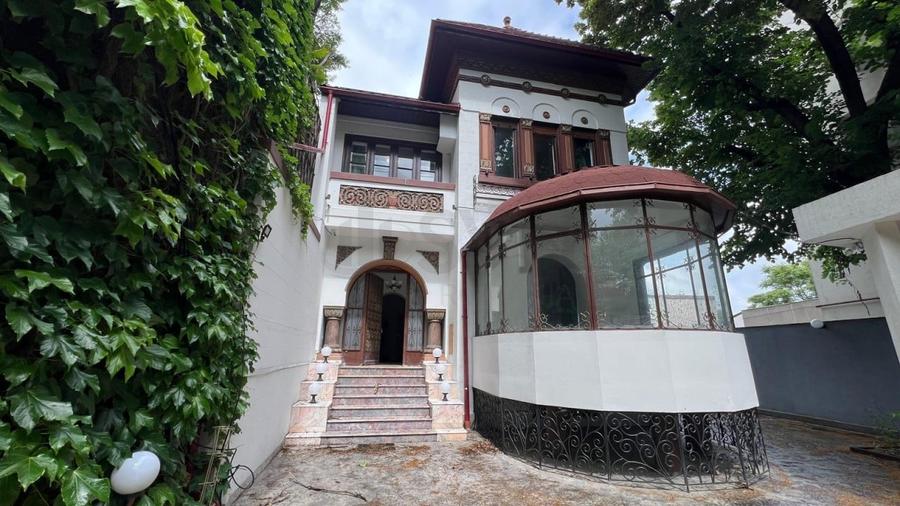 Casă individuală cu 10 camere cu Canalizare în Banu Manta