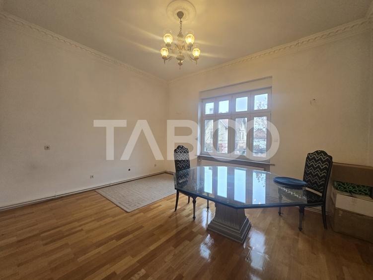 Apartament cu 3 camere semidecomandat, mobilat în Central