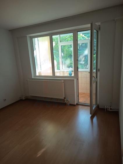 Apartament cu 3 camere semidecomandat în Micro 17