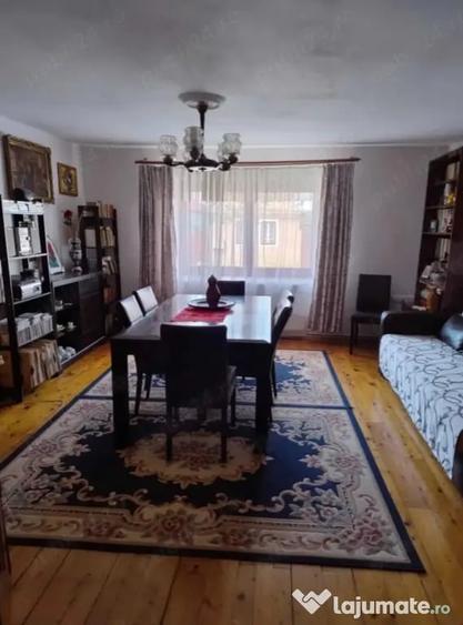 Casă cu 5 camere în Petrești