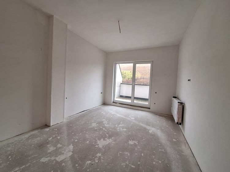 Apartament cu 3 camere semidecomandat în Florești