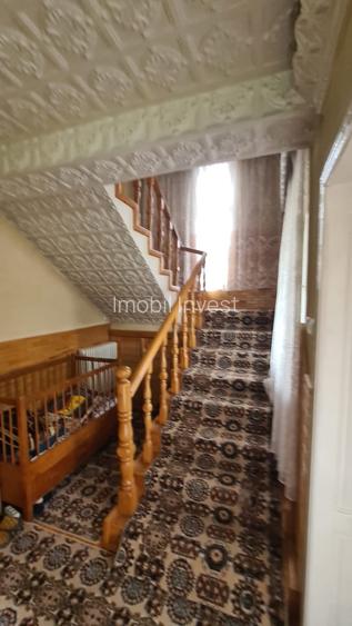 Casă de vânzare – 5 camere, 2 bucatarii, zona Cetate