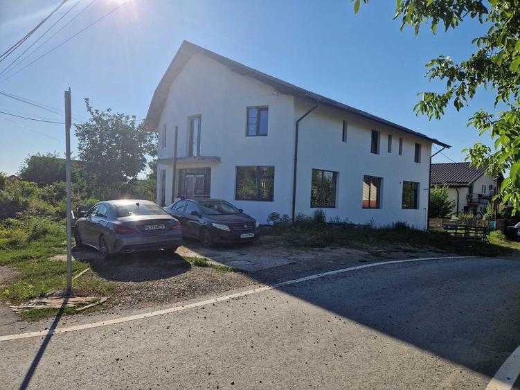 De inchiriat cladire la strada principala in Valea Ursului - 5