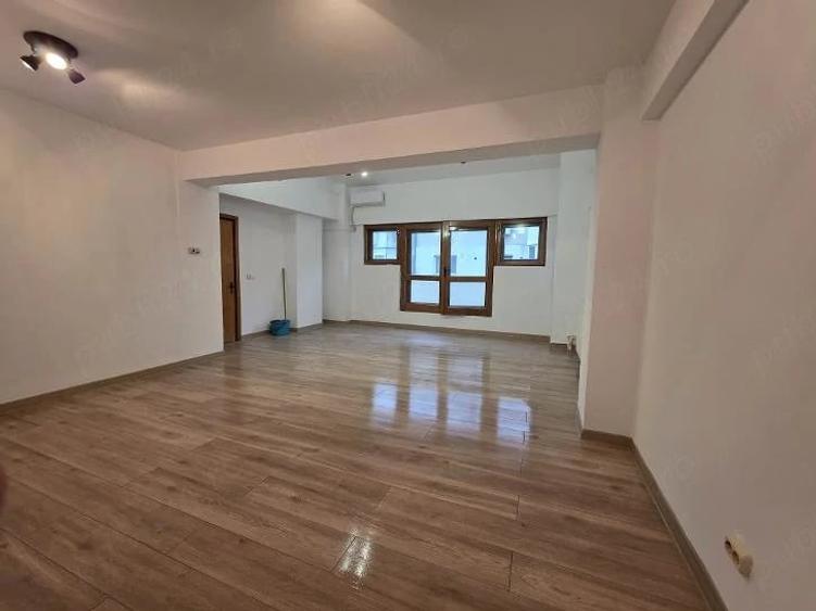 Spațiu comercial, de 52 mp, în Delfinariu