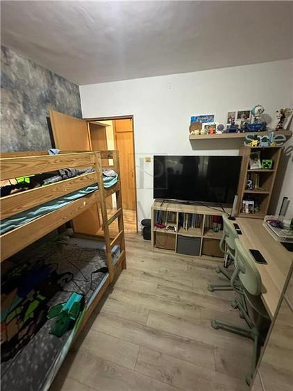Apartament cu 3 camere decomandat, mobilat în Girocului