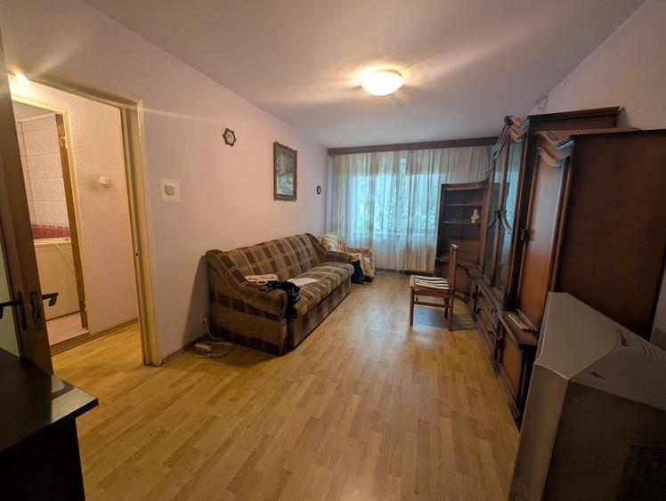 Apartament cu 3 camere semidecomandat în Drumul Taberei