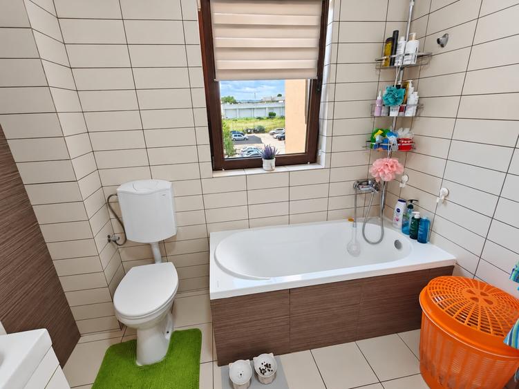 Apartament cu 3 camere semidecomandat în Nord-Est