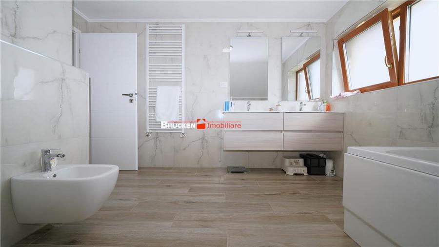 Casă cu 4 camere cu Teren 440 Mp în Central