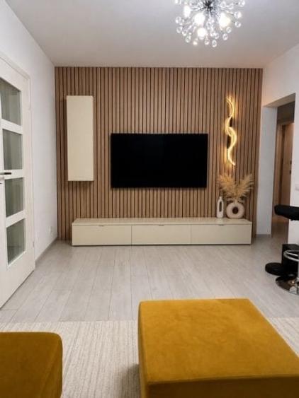 Apartament cu 3 camere semidecomandat, mobilat în Tineretului