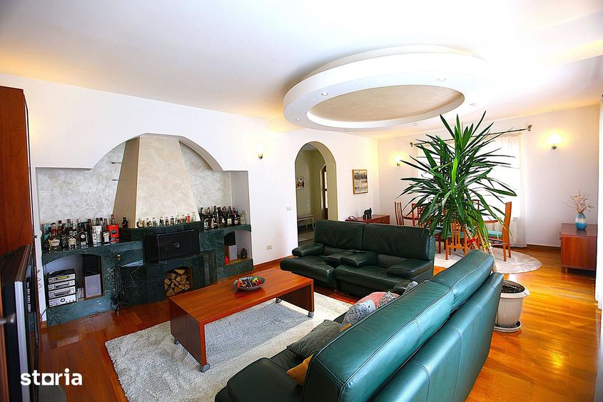 Casă cu 8 camere cu Teren 1400 Mp în Tractorul