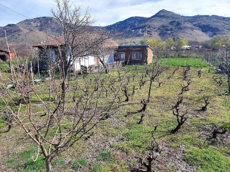 Teren de 2402 mp, în Greci