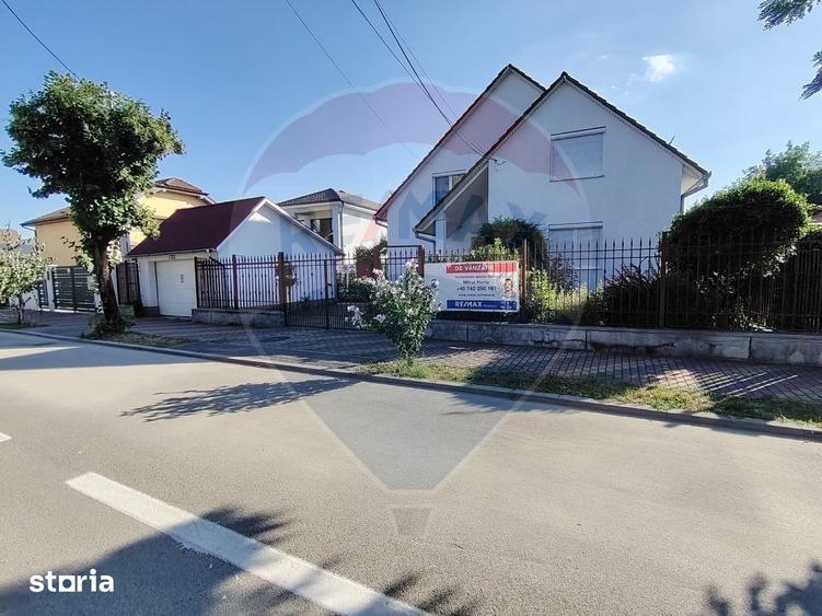 Casă cu 8 camere cu Teren 800 Mp în Central
