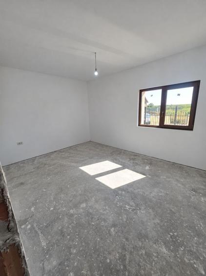 Duplex cu 4 camere cu Canalizare în Plopi