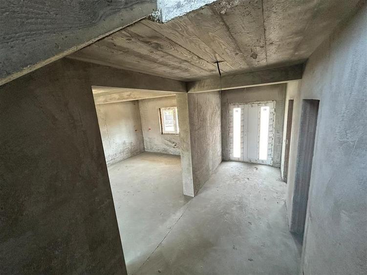 Duplex cu 4 camere cu Canalizare în Ipotești