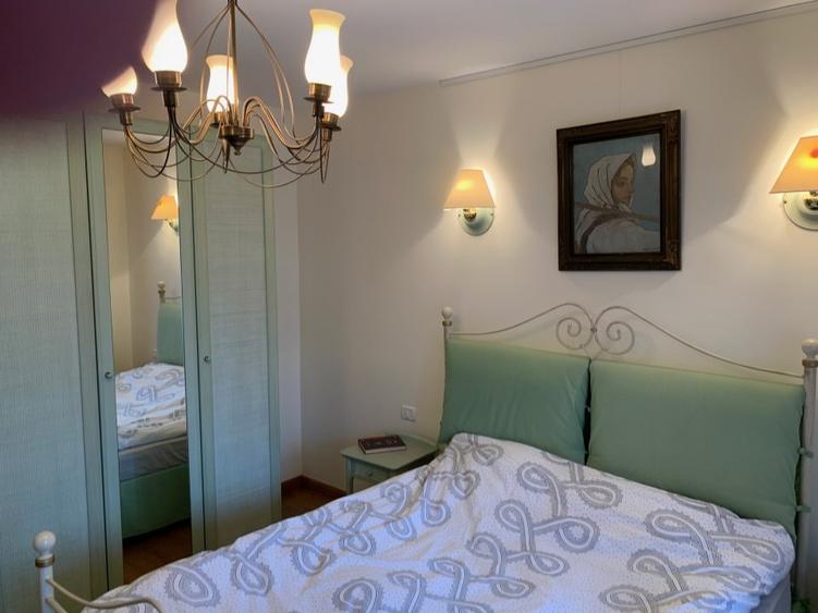 Casă individuală cu 6 camere cu Teren 900 Mp în Sud