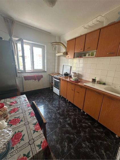 Apartament cu 3 camere decomandat în Tineretului