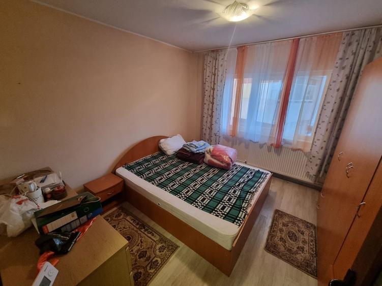 Apartament cu 3 camere decomandat, mobilat în Casa de Cultură