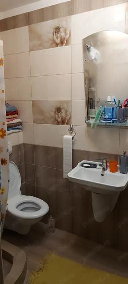 Apartament cu 5 camere decomandat în Florești